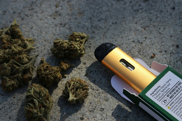 4 Best Disposable Weed Vapes for Strong Effects & Flavor